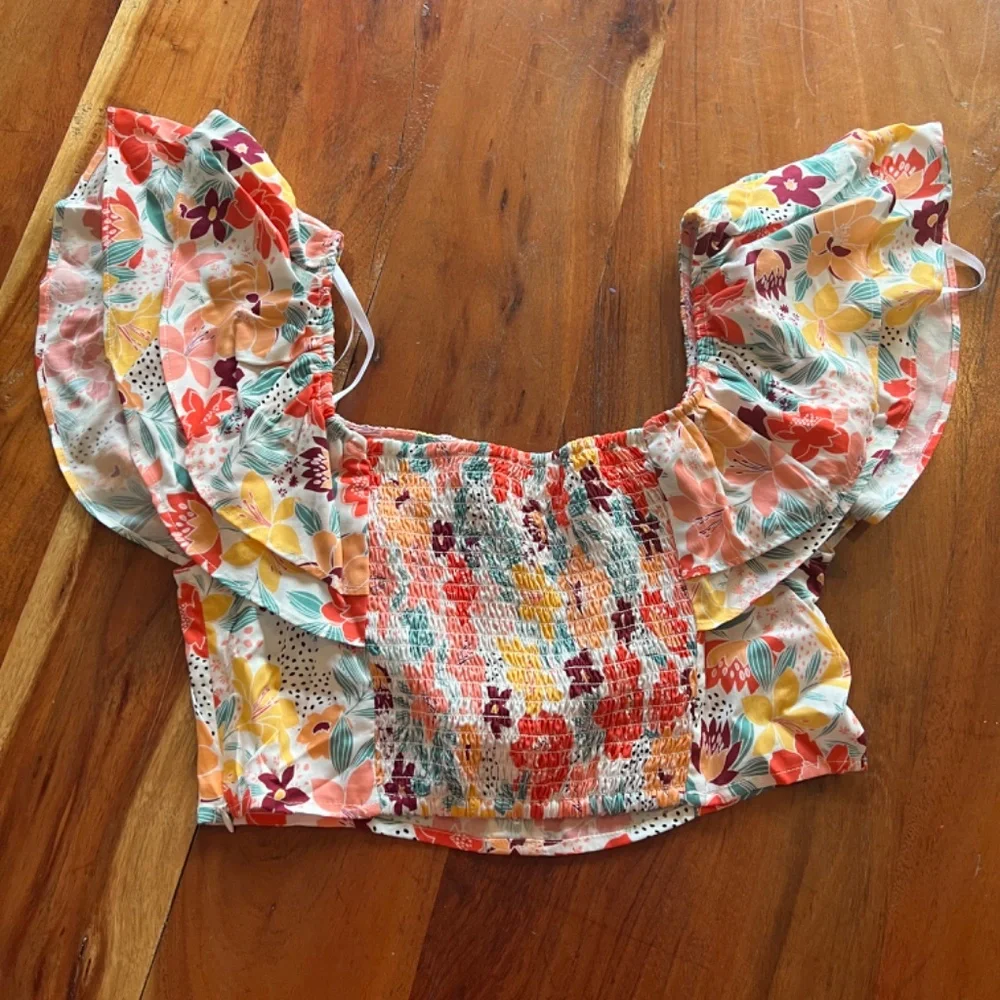 Button Ruffle Top BCBGeneration - Picture 2 of 3